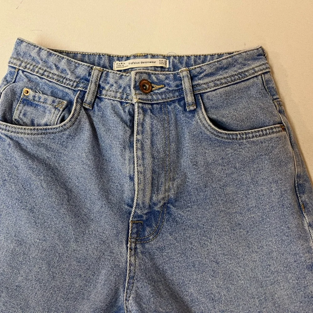 2/$20 - Zara Trafaluc High Rise , Straight Cut- Mom Jeans - 00 or 0 - XS - Picture 5 of 9